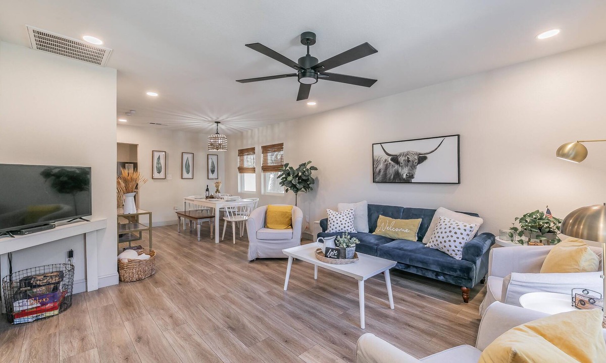 Arlington Heights House | Charming Home Near Dickies+Free Biweekly Clean+KING Bed+Fully Furnished