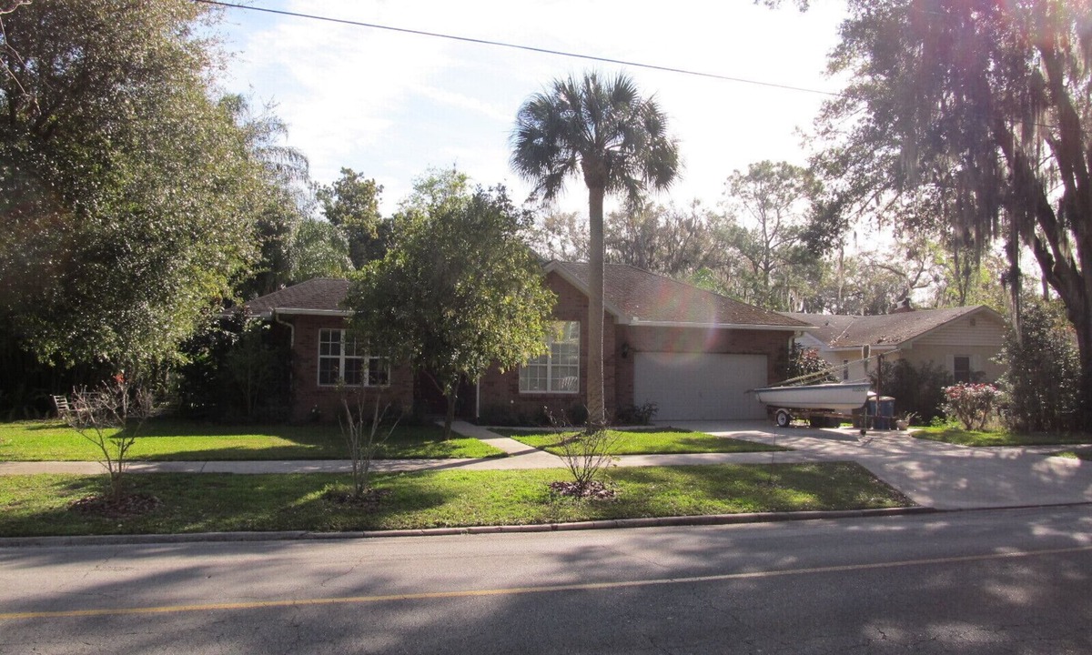 Bartow House | Charming Home on Oak lined street in Historic District