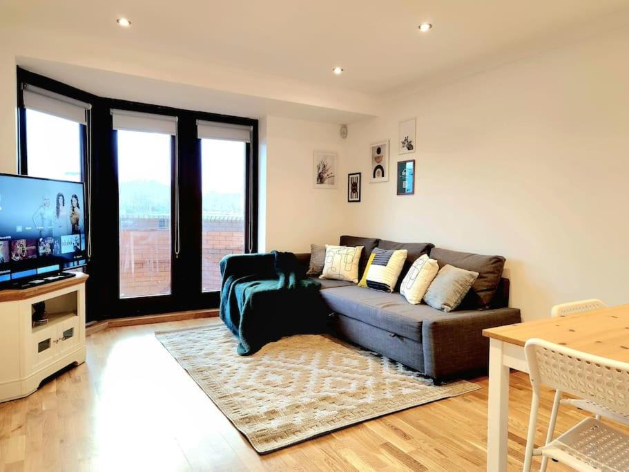 Finnieston Apartment | Charming Home Overlooking River Clyde