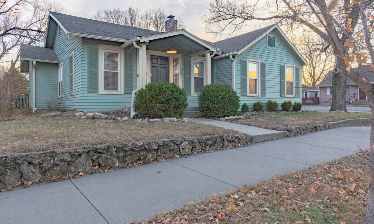 Manhattan House | Charming Home w/Fire Pit & Fenced Yard!