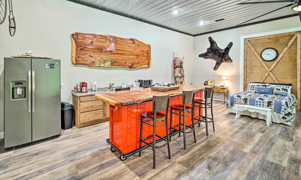 Centre Apartment | Charming Home w/ Patio ~ 9 Mi to Cave Spring!