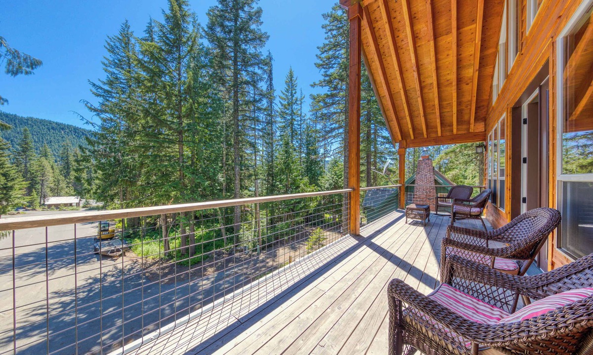 Government Camp House | Charming home with hot tub, fireplace & W&D - in great Government Camp location