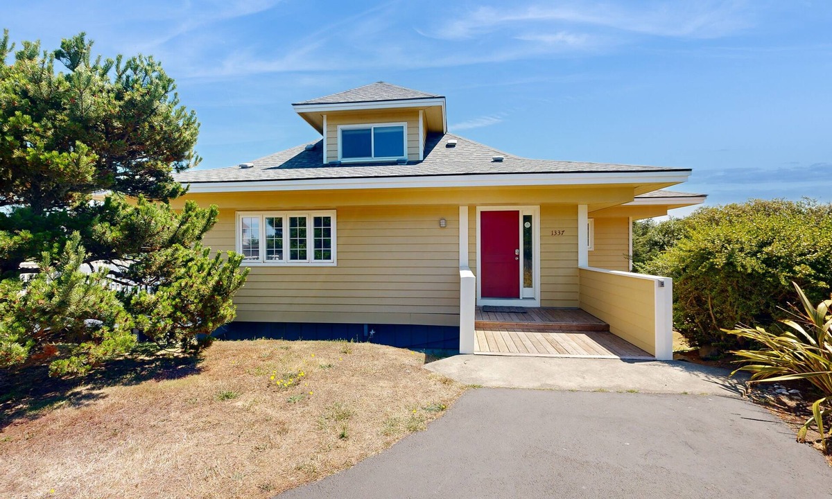 Bandon House | Charming home with tranquil & private deck - one block to beach