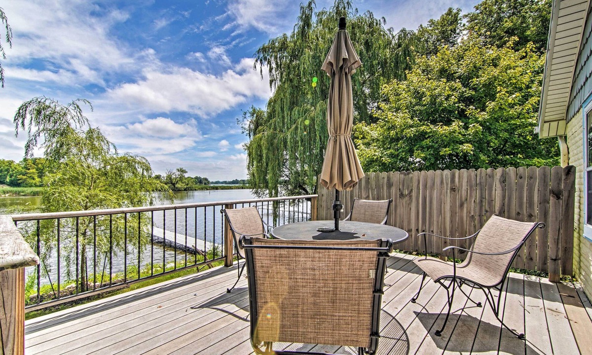 Horicon Cottage | Charming Horicon Cottage + Dock on Rock River