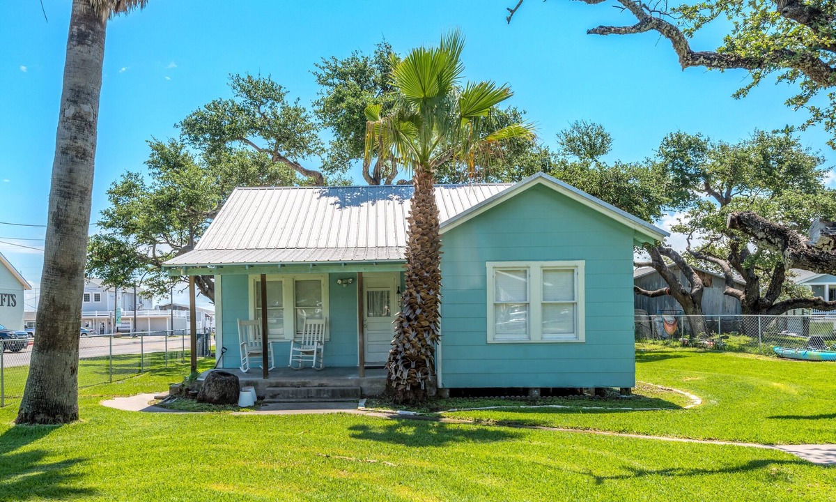 Fulton House | Charming House 1/2 Block from Bay