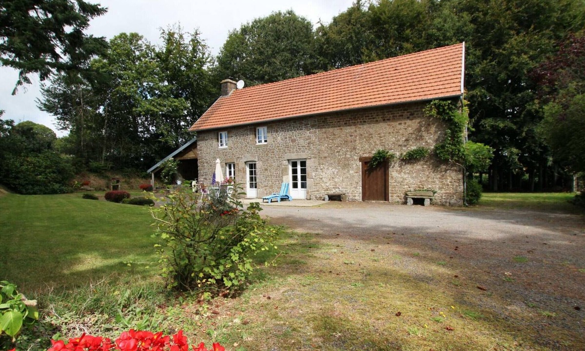 Le Grand-Celland Cottage | Charming house for 4, private garden in Grand-Celland