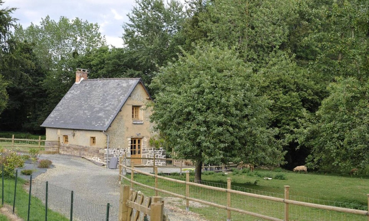 Hudimesnil Cottage | Charming house in nature with peaceful pond