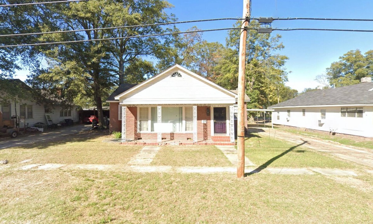 Shaw House | Charming house sleeps 16, in lovely Shaw- 15 minutes from Grammy Museum MS