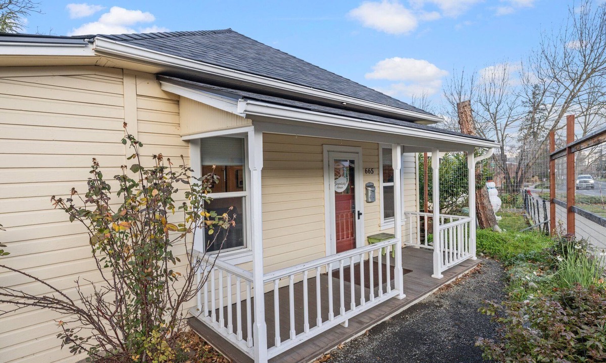 Historic Railroad District House | Charming house two blocks from downtown Ashland