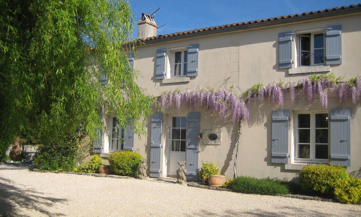 Nieul-sur-l'Autise House | Charming house with private pool in the center of the historic village.