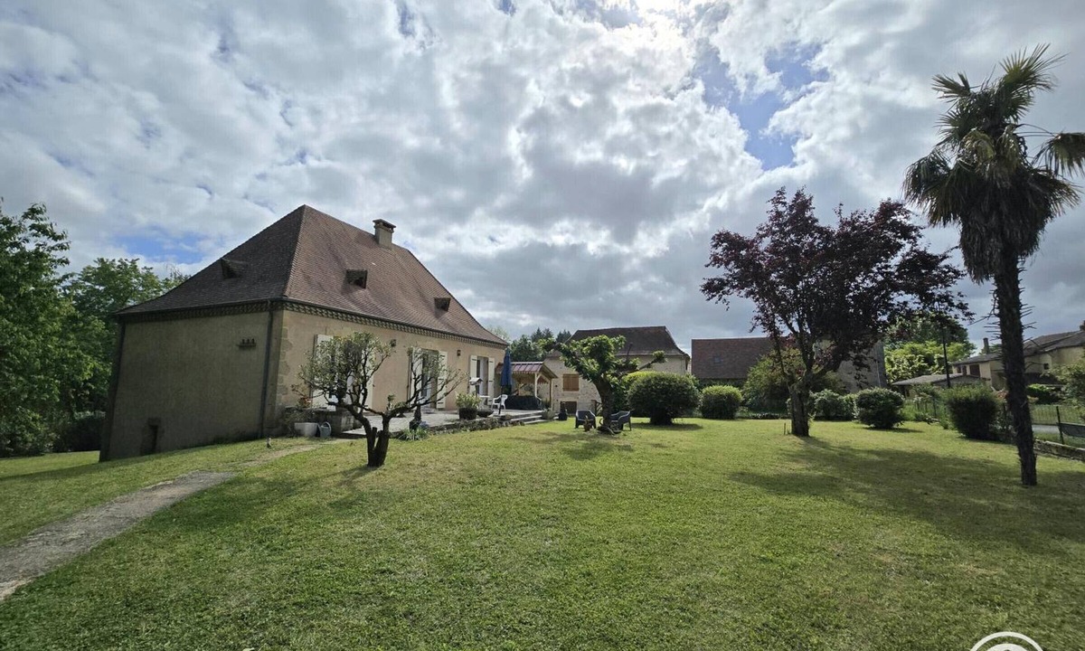Saint-Chamassy Cottage | Charming house with garden, pets allowed