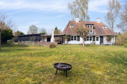 Tisvildeleje House | Charming House With 5000M Garden And Forest