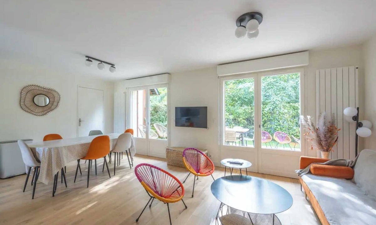 Deauville City Centre Apartment | Charming house with garden in residence with pool