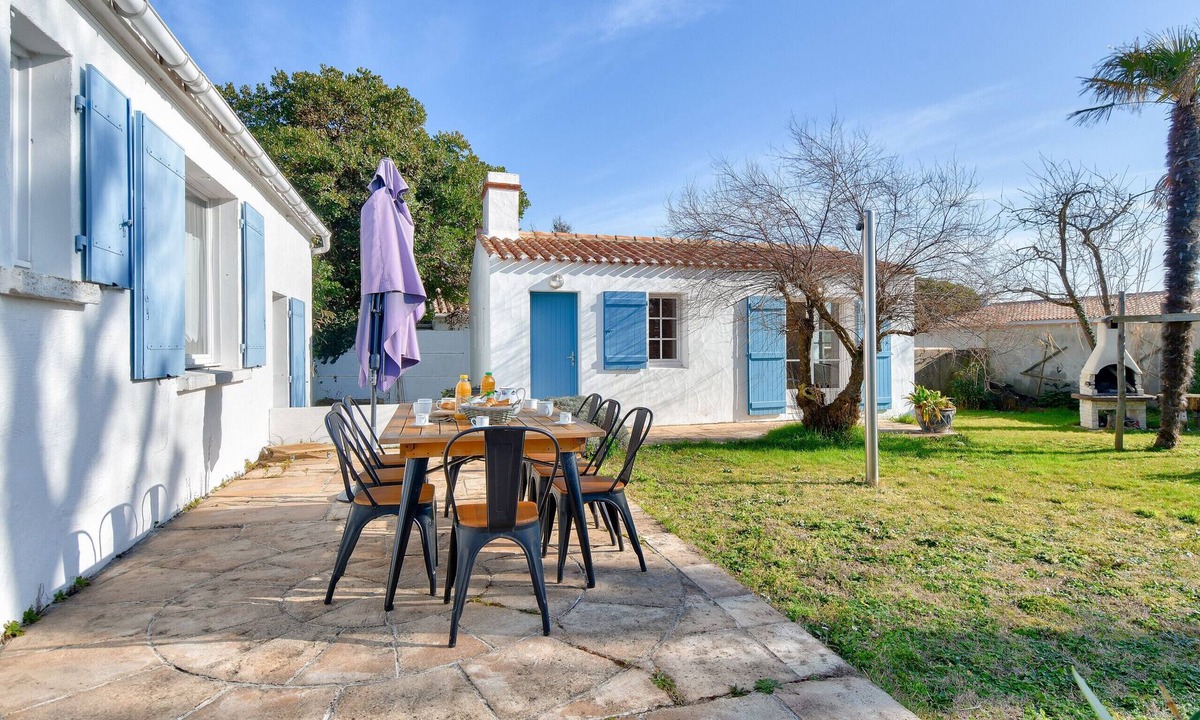 Barbatre House | Charming House with Garden, Walk to Beach
