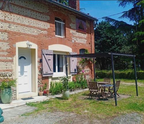 Monestrol House | Charming House with satellite WiFi and parking, 80 m2, for 4 to 5 people