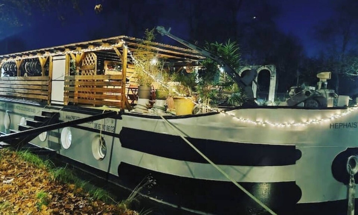 Cote Pavee Boat Rental | Charming houseboat with jacuzzi on the Canal du Midi