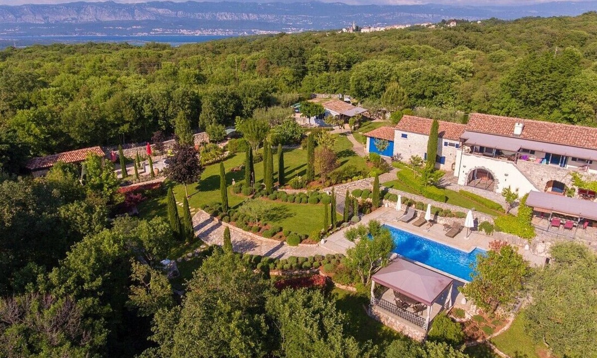 Sveti Ivan Dobrinjski House | Charming Bungalow with Heated Pool – Perfect for Couples