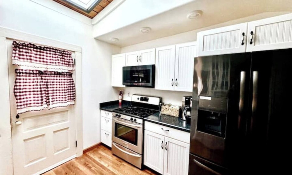 Green Island House | Charming Hudson riverfront 1BRnn