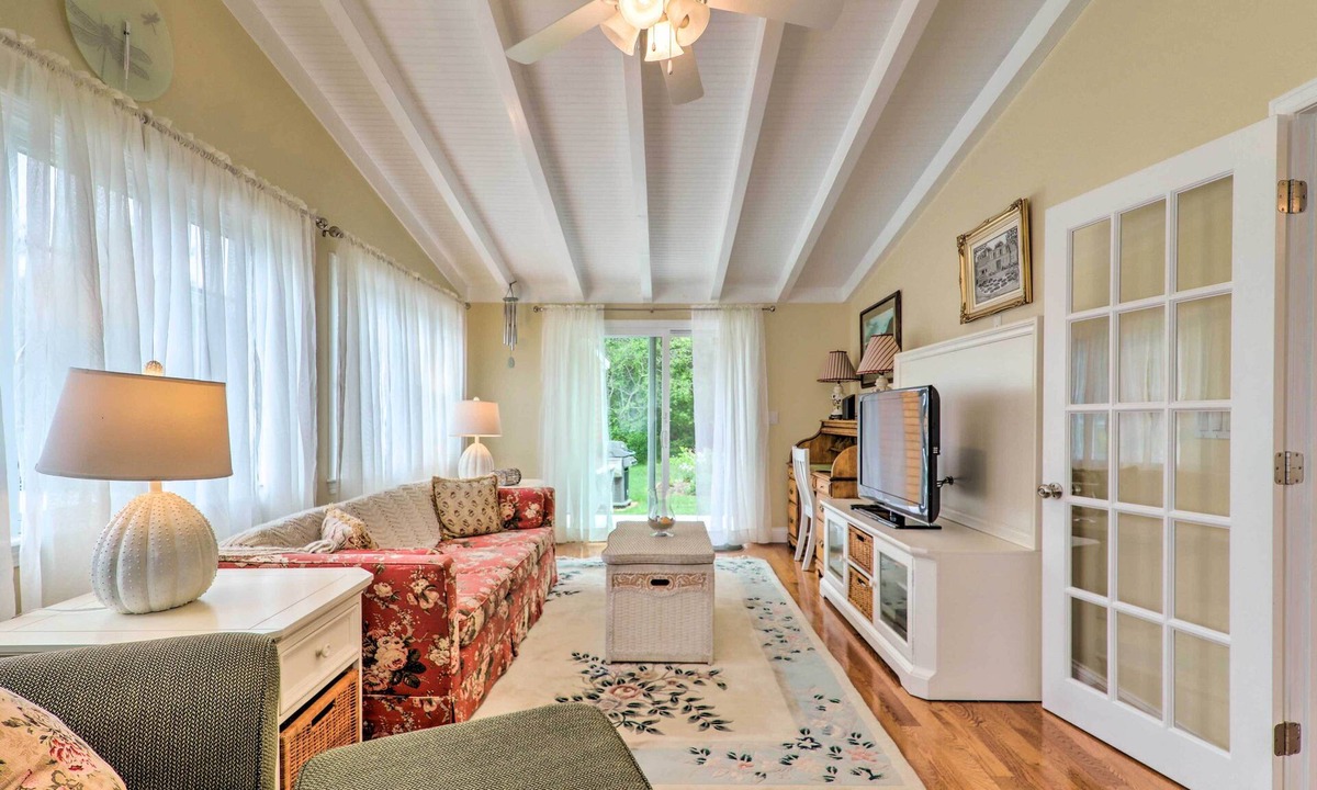 Hyannis Port Cottage | Charming Hyannis Cottage: 1 Mi to Beach!