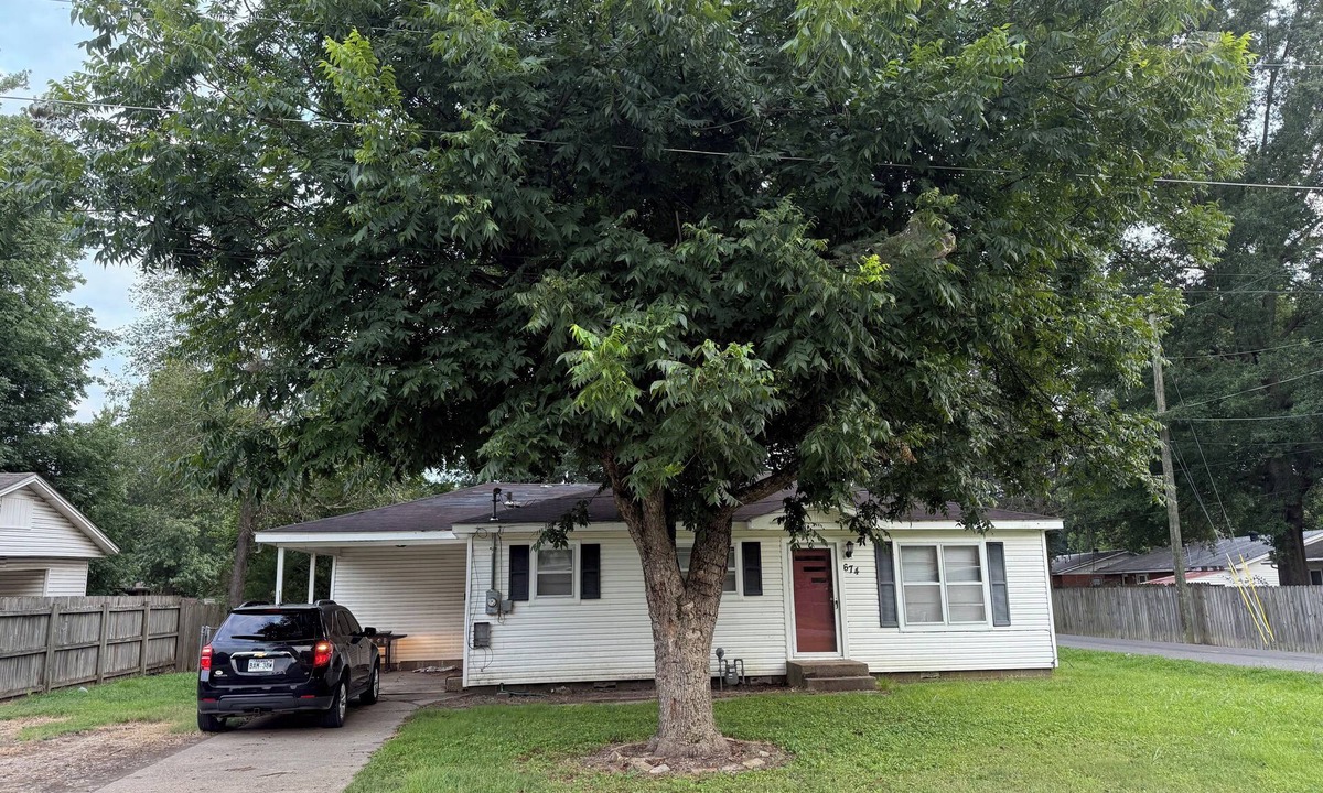 Piggott House | Charming In-Town Retreat King Bed + Smart TVs