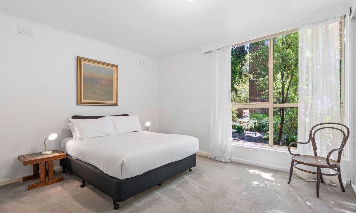 Toorak Apartment | Charming Inner-City Stay- Space, Style & Location