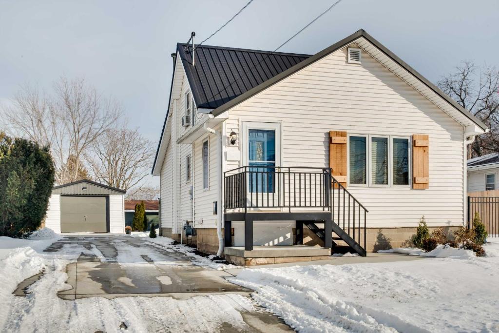 Knoxville House | Charming Iowa Abode Near Knoxville Raceway!
