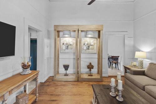 Mooringsport House | Charming Ivy Street House with porch swing