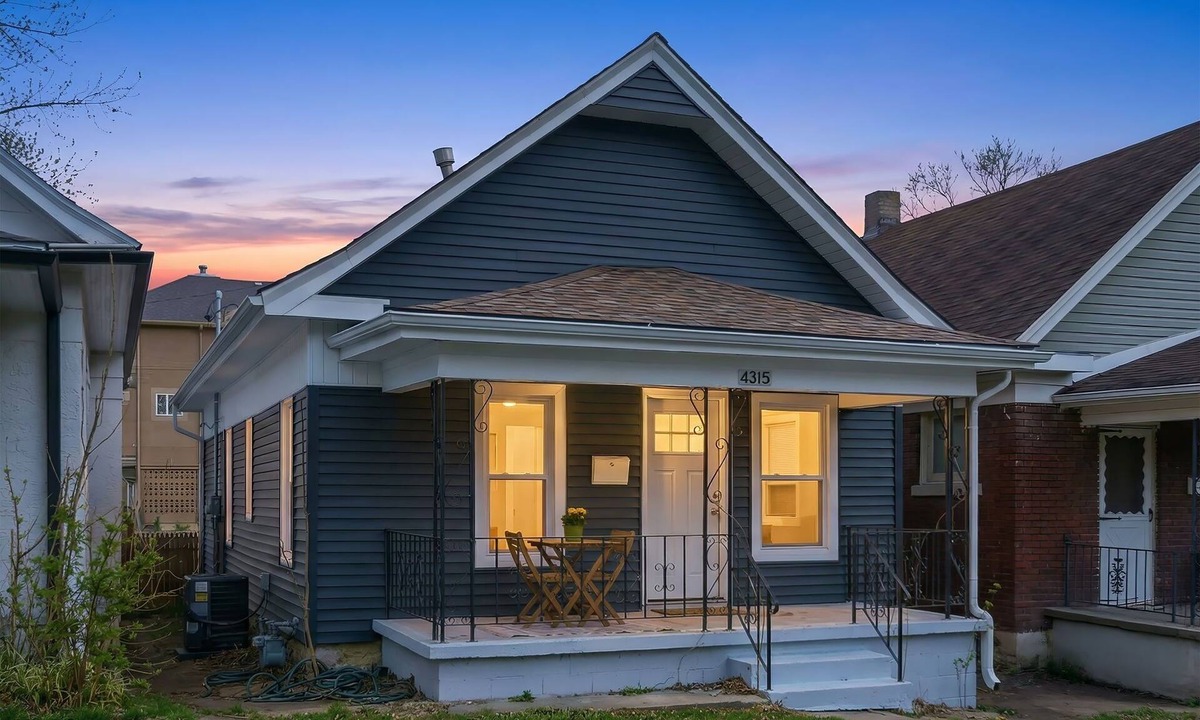 West Plaza House | Charming KC Bungalow Walk to Plaza & Westport