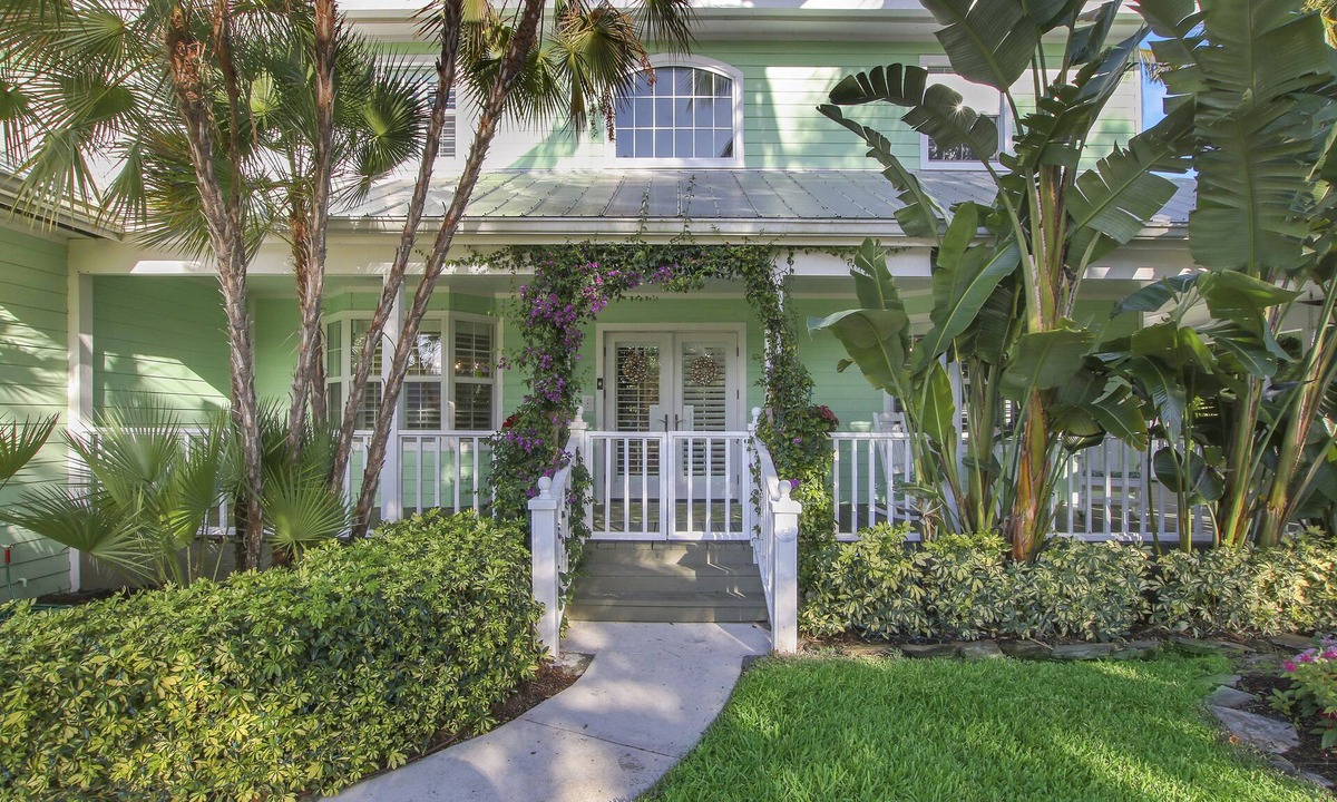 Hobe Sound House | Charming Key West style home with pool + spa