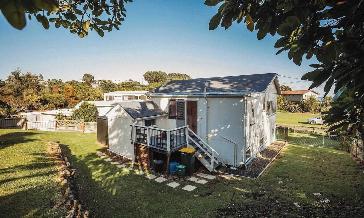 Oakura Villa | Charming Kiwi Bach by Oakura Beach