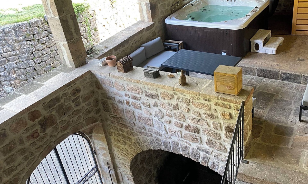 Sanilhac House | Charming La Castanéa gîte, SPA, infra-red sauna in a charming Ardèche hamlet
