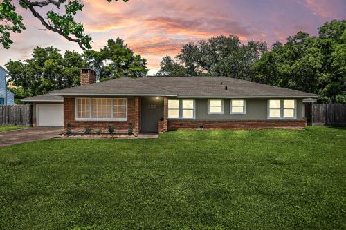Shoreacres House | Charming La Porte Retreat Spacious 3BR 2BA Home with Outdoor Living Space