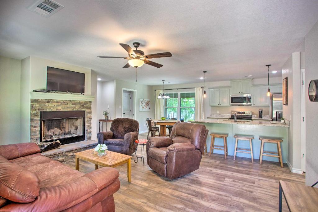 Yantis House | Charming Lake Fork Cottage w/Screened-In Porch!