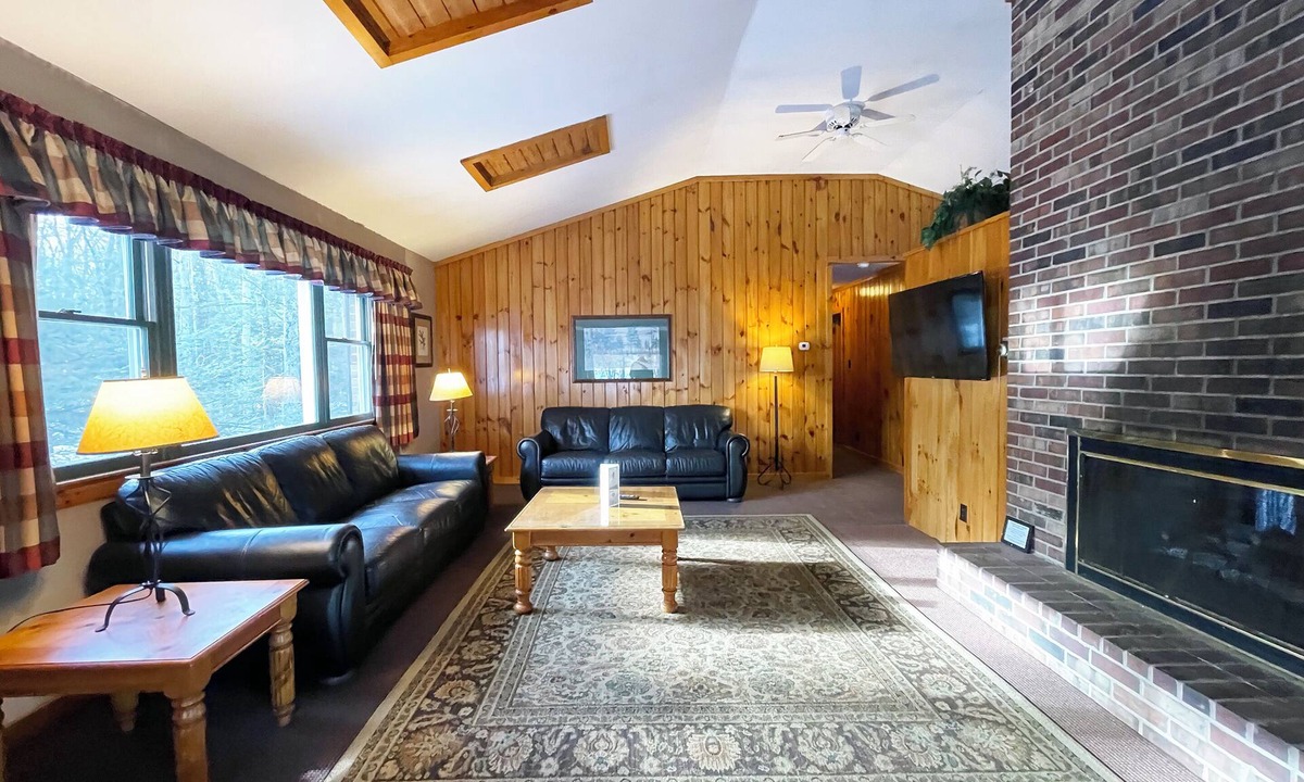 Reeders Cabin | Charming Lake Front Cabin in the Poconos