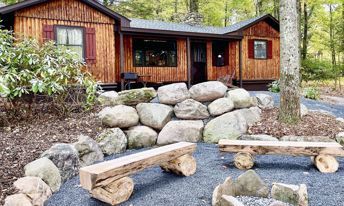 Reeders Cabin | Charming Lake Front Log Cabin with Fire Pit in the Poconos