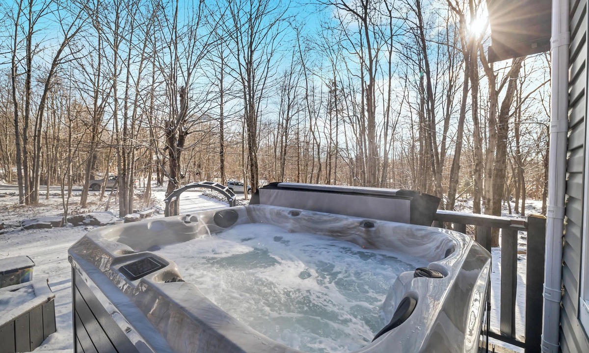 Briar Crest Woods House | Charming/Lake/Kayak/Firepit/Hot tub/Pets