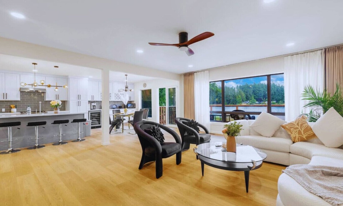 Lakeland South House | Charming Lakefront 6b3b with Panoramic Views