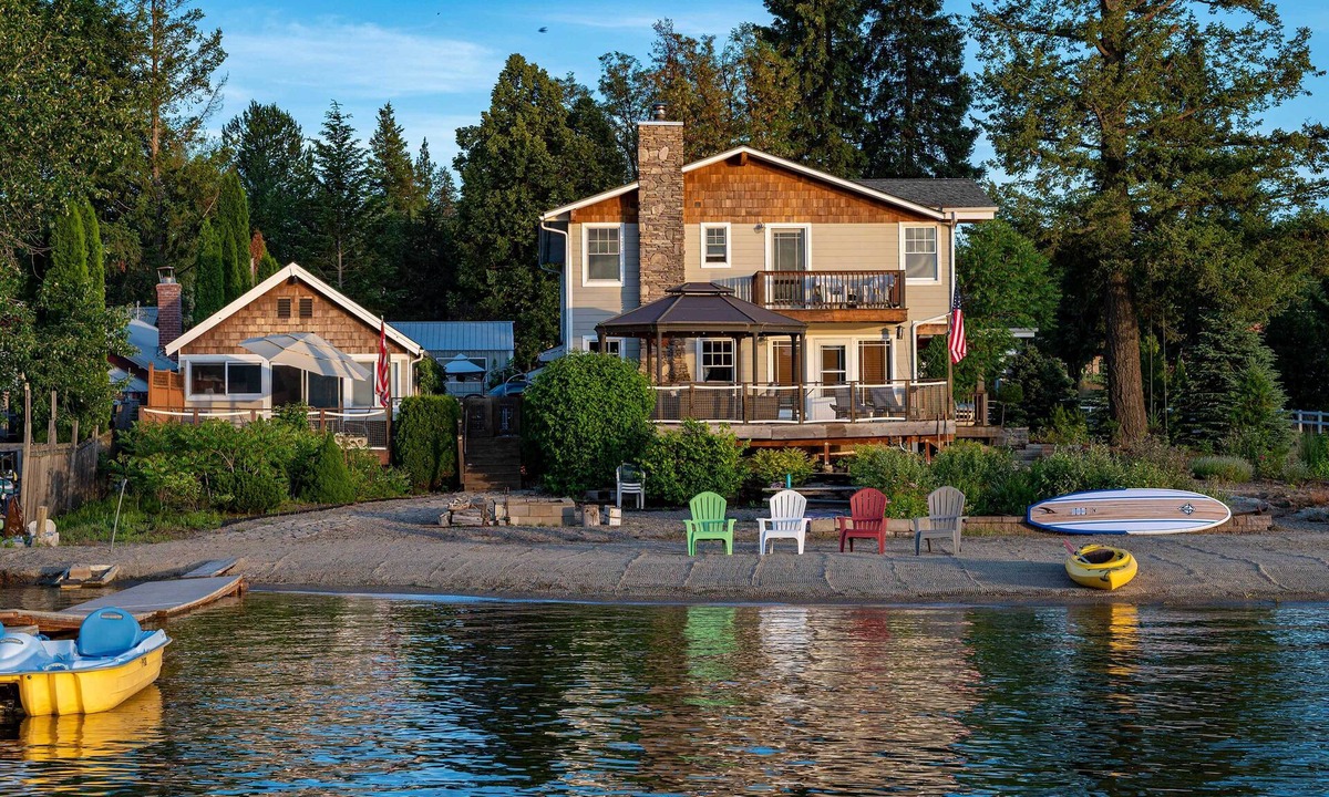 Diamond Lake Cabin | Charming Lakefront Cabin w/Deck & Fire Pit!