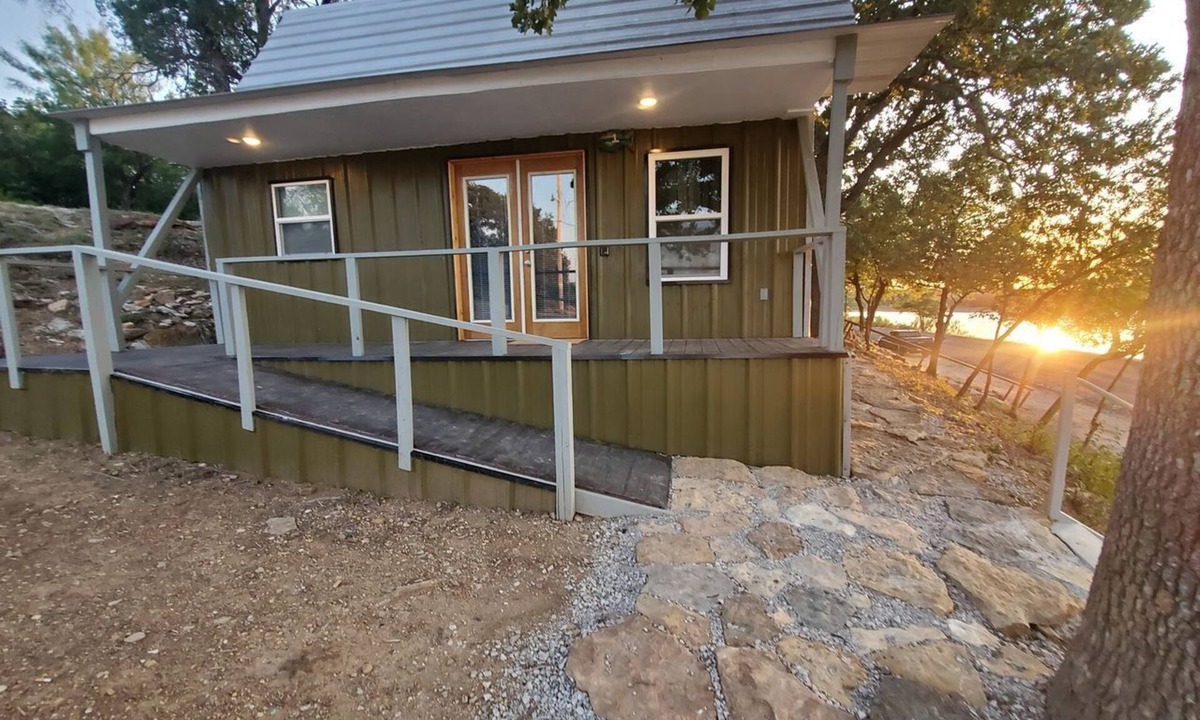 Cisco Cabin | Charming Lakefront Cabin with Sandy Beach Access & Fire Pit Near Lake Cisco, TX