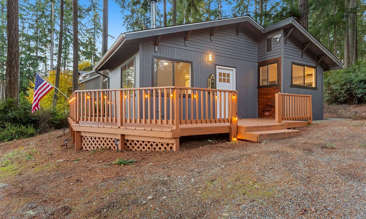 Lakebay Cottage | Charming Lakefront Cottage on Quiet Palmer Lake
