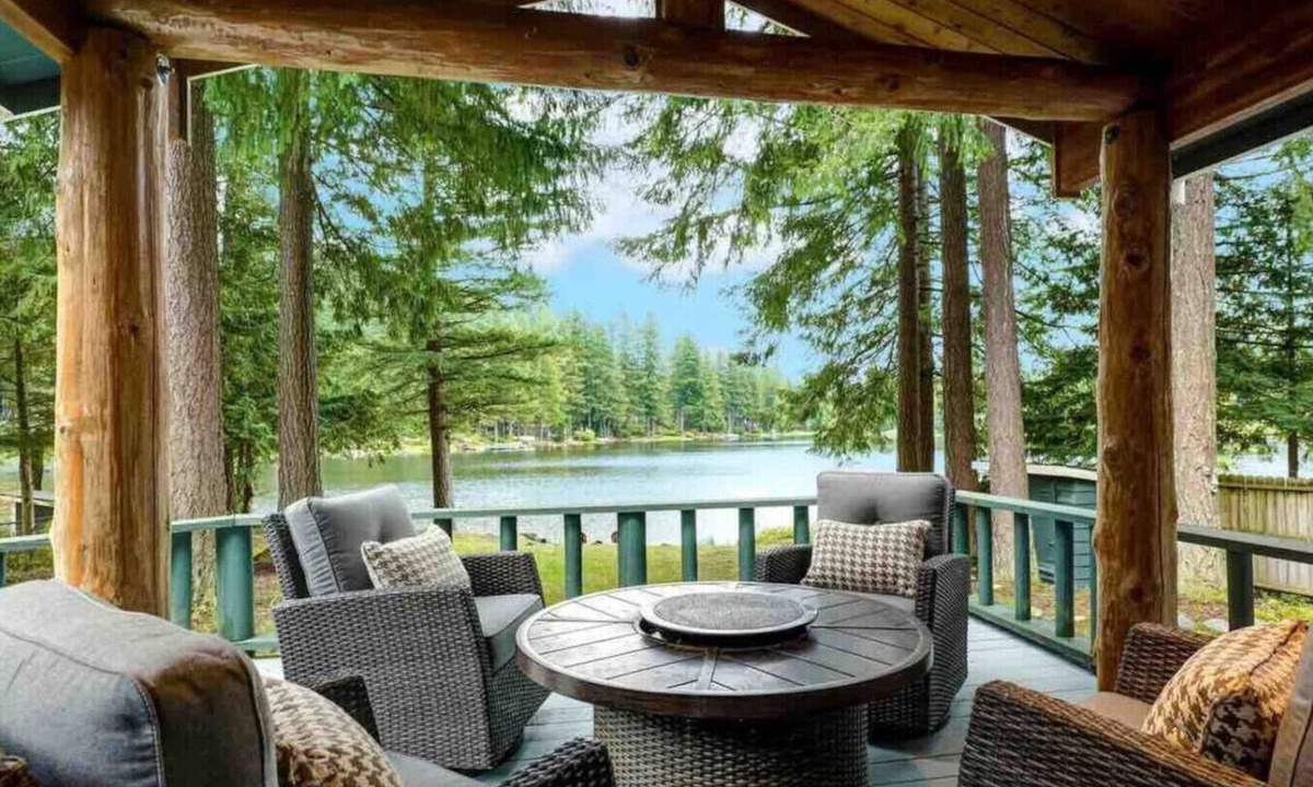 Fall City House | Charming Lakefront Log Cabin