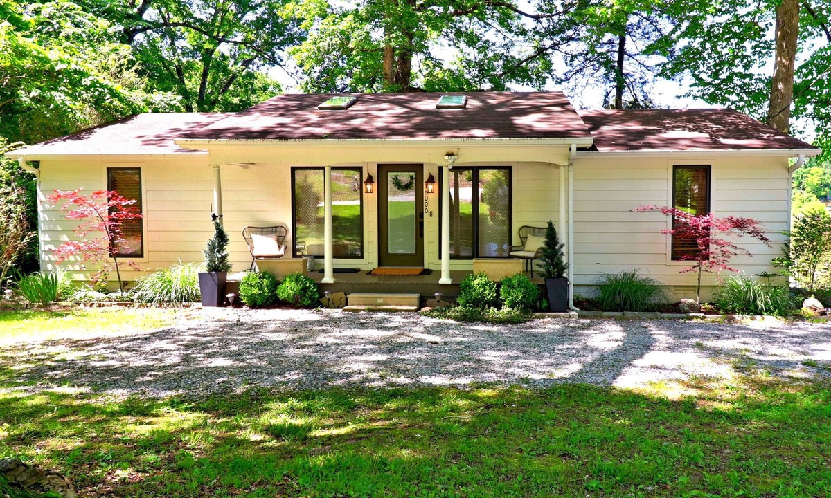 Fayetteville House | Charming Lakefront Home~Hot Tub~Fire Pit~Large Covered Deck