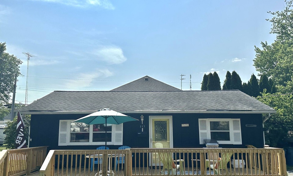 Culver House | Charming Lakehouse with huge yard - downtown Culver!