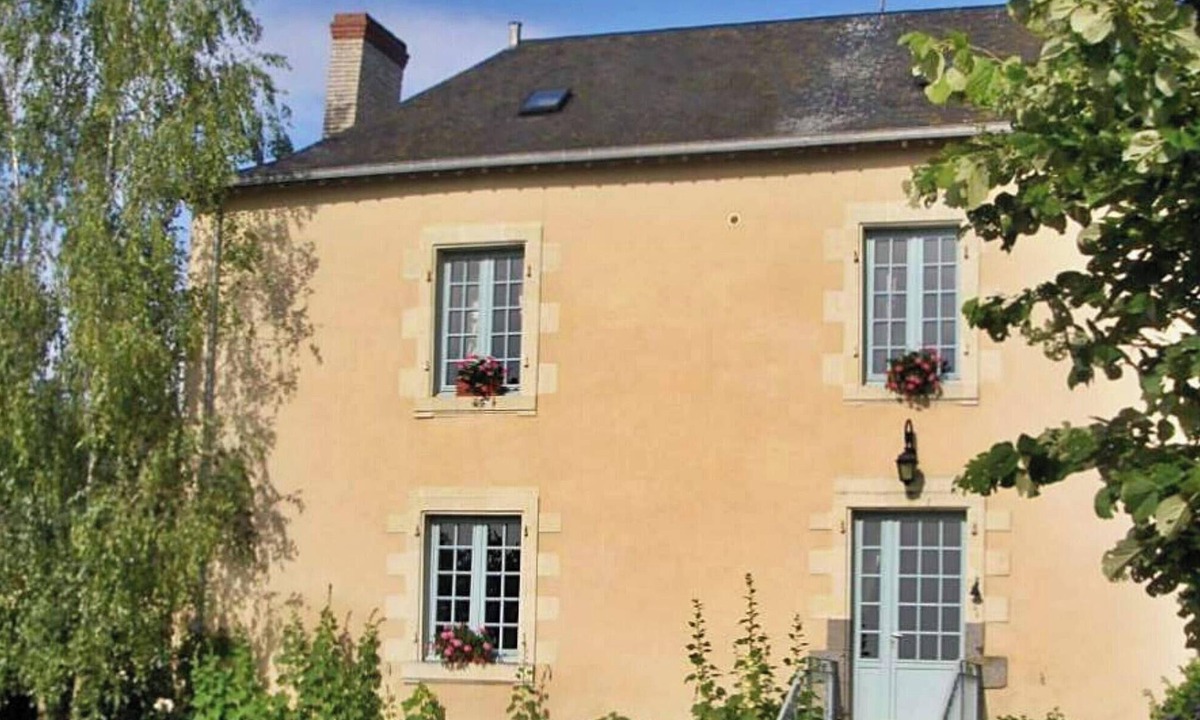 Cosse-le-Vivien Cottage | Charming Lakeside Manor with Garden, Ping-Pong, Biking, and Fishing
