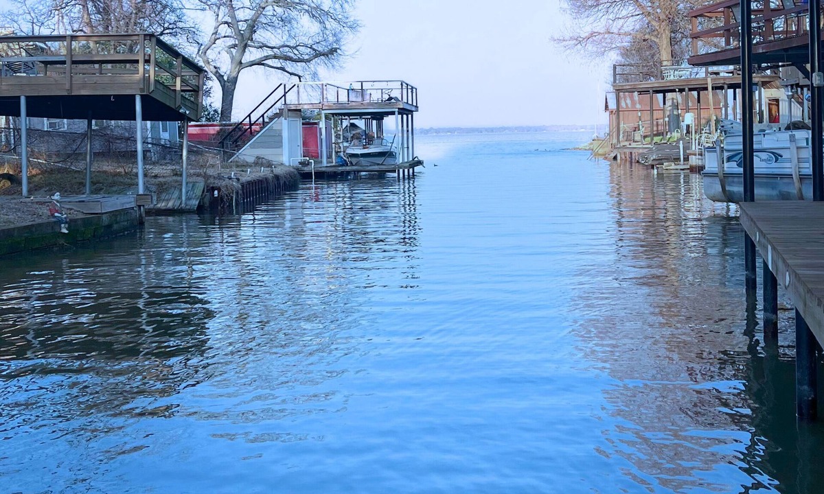 Gun Barrel City House | Charming lakeside 3-bedroom home with bunkhouse sleeps 12 with private boat dock