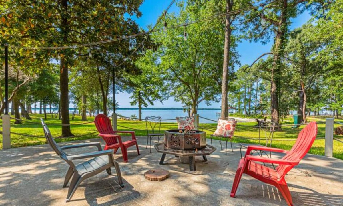 Quinlan Apartment | Charming Lakeside Apartment with an Open Floorplan