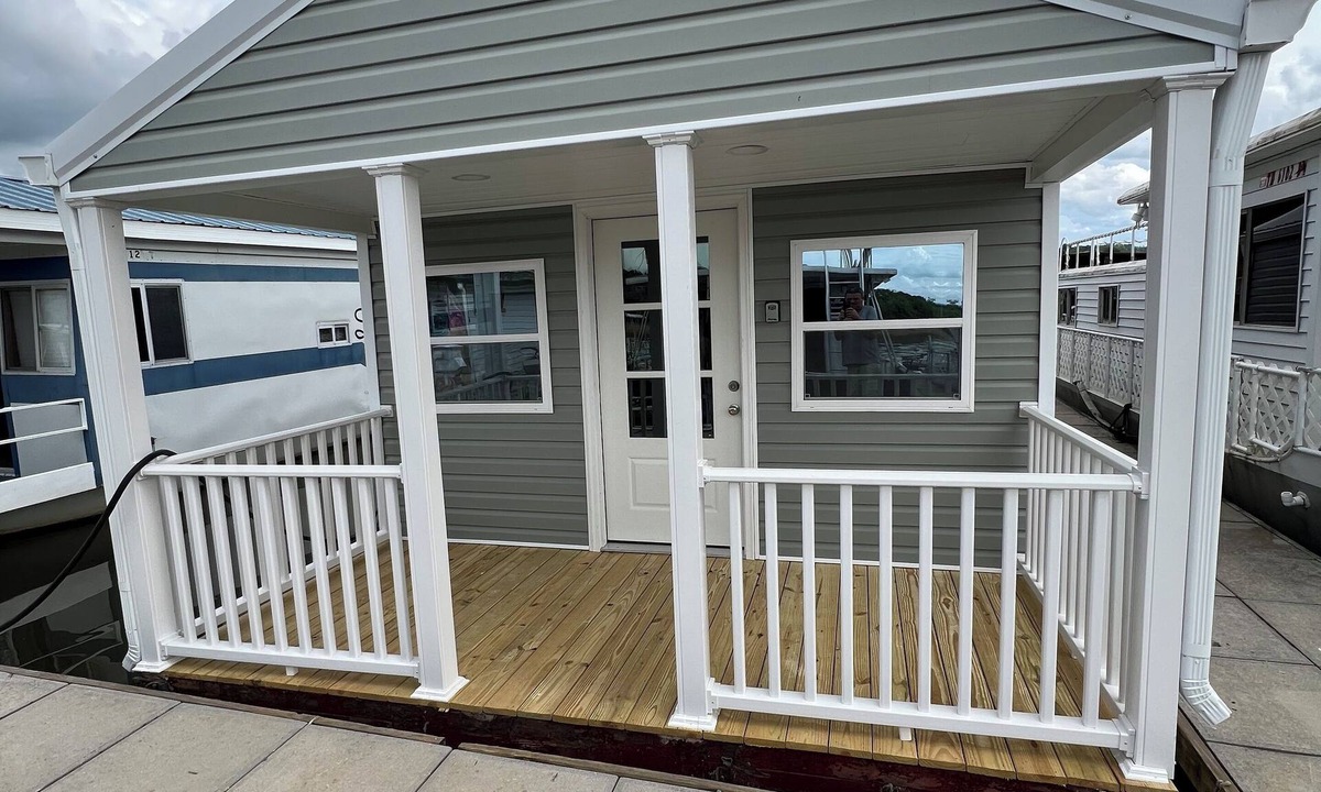 Morristown Boat Rental | Charming land accessible houseboat in Morristown