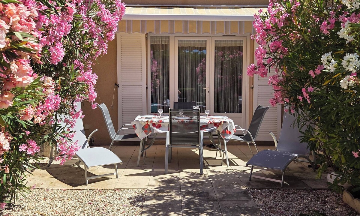 Saint-Pierre-la-Mer Cabin | Charming little house in residence with swimming pool.