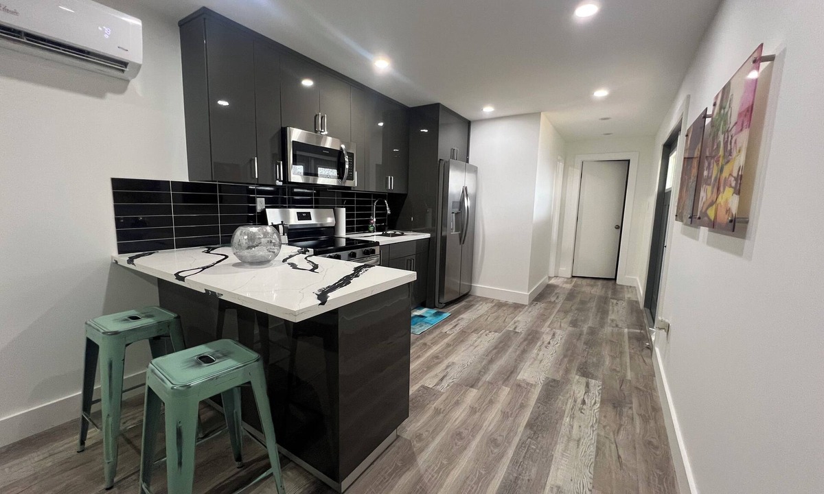 North Miami Cottage | Charming little Casita in back on main house