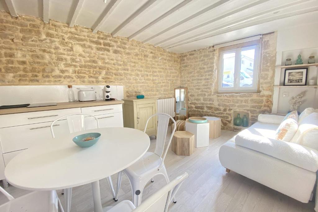 Luc-sur-Mer House | Charming little house with exposed stonework